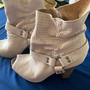 A comfortable leather shoes can be used many styles, I barely wear it